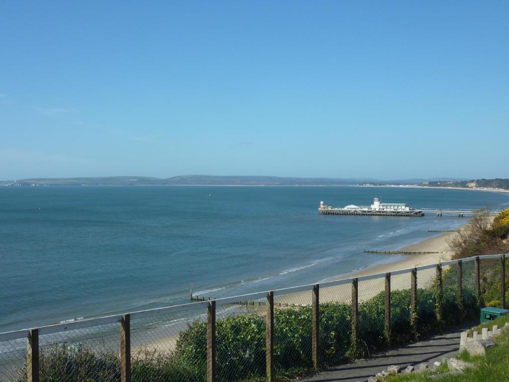 Carisbrooke Hotel Bournemouth Exterior photo